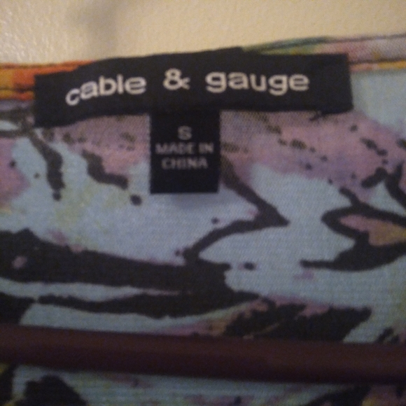 Cable & Gauge Stretchy  Floral Top, Size: Small. - Picture 4 of 8